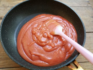 7、山楂糕,山楂泥倒入不粘锅