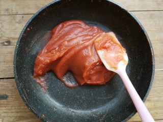 8、山楂糕,燃气灶开小火,用刮刀不停翻炒,炒至刮刀拎起山楂泥垂直不滴落的状态即可