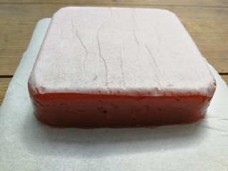 11、山楂糕,冷藏定型后取出,用脱模刀沿玻璃碗四周划一圈,然后倒扣就轻松脱模了