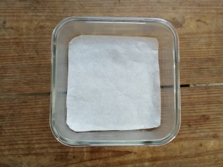 9、山楂糕,取一个玻璃碗,底部铺油纸
