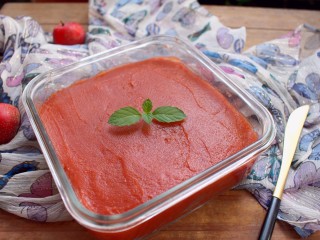 10、山楂糕,将炒好的山楂泥撞入玻璃碗,压实后抹平表面,盖上盖子放入冰箱冷藏4小时以上