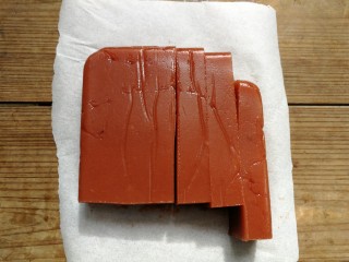 12、山楂糕,切成小块食用