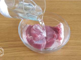 2、自制无添加脆皮肠,再也不用给宝宝买香肠了!,猪肉泡血水