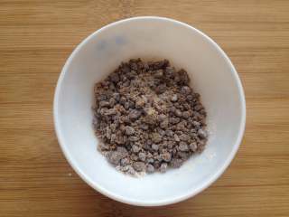 4、红糖馒头,把剩余的40g红糖，倒入少许面粉拌匀