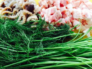 2、茴香酱肉海鲜发面包子#有个故事#,料备齐