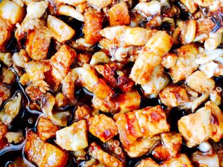 3、茴香酱肉海鲜发面包子#有个故事#,锅里烧油慢火炒黄豆酱、炒出香味加入切好的肉丁翻炒片刻、加入切好的八蛸丁、加少许盐和鸡精调味拌匀……