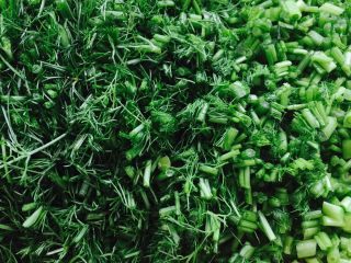 4、茴香酱肉海鲜发面包子#有个故事#,茴香切碎放入锅里拌匀