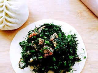 7、茴香酱肉海鲜发面包子#有个故事#,面皮擀成面皮、放入适量馅料开始包成柳叶型包子