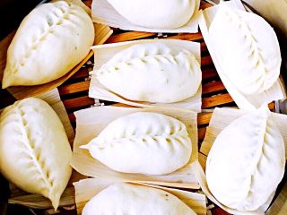 9、茴香酱肉海鲜发面包子#有个故事#,锅里倒入适量的清水、把包好的包子放入锅中、用中火烧开、继续蒸20分钟后关火焖5分钟即可……