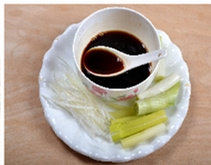 5、醋香怀胎鱼,大葱取一段，切破后，取出葱芯，葱白切丝，剩下的大葱切破成长块；用蒸鱼豉油、蚝油、香醋和3汤匙清水兑成汁。