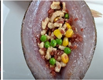 8、醋香怀胎鱼,将炒好的馅酿在鳜鱼腹内。