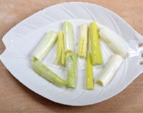 9、醋香怀胎鱼,蒸鱼盘底下有序地放入葱白长块。