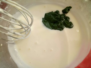 4、奥利奥咸奶油抹茶奶酪蛋糕卷,抹茶粉用温水调至浓稠状(建议宇治的抹茶粉，味道和颜色都不错)