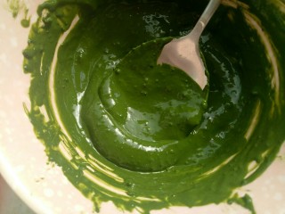 5、奥利奥咸奶油抹茶奶酪蛋糕卷,把调好的抹茶放入奶酪糊里拌匀。