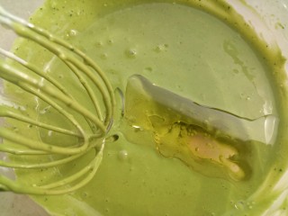 6、奥利奥咸奶油抹茶奶酪蛋糕卷,加入玉米油搅匀。 