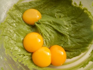 8、奥利奥咸奶油抹茶奶酪蛋糕卷,加入蛋黄同样“Z”字形搅匀。