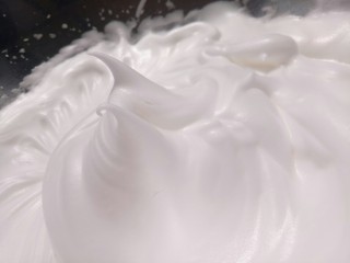 9、奥利奥咸奶油抹茶奶酪蛋糕卷,蛋白滴几滴白醋(或者是柠檬汁)分三次加入砂糖打至弯勾状。同时烤箱180度开始预热。