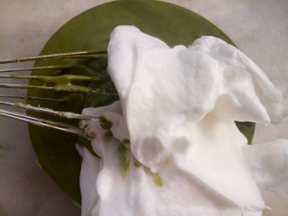 10、奥利奥咸奶油抹茶奶酪蛋糕卷,取三分之一蛋白糊与抹茶糊翻拌均匀。 