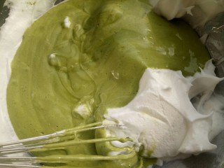 11、奥利奥咸奶油抹茶奶酪蛋糕卷,把拌匀的糊全部倒入剩下的蛋白糊里，翻拌均匀。