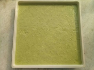 12、奥利奥咸奶油抹茶奶酪蛋糕卷,混合好的糊倒入中国红碳钢正方形烤盘里。震几下，震出大气泡。放入预热好的烤箱里，中层180度烤25分钟。 