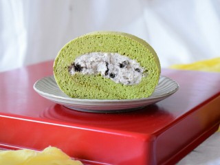 13、奥利奥咸奶油抹茶奶酪蛋糕卷,出炉后脱模放凉(盖一条潮点的毛巾，防止干。不然一会卷的时候蛋糕会裂)。