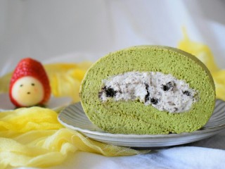 14、奥利奥咸奶油抹茶奶酪蛋糕卷,淡奶油加糖粉，盐打至7分发，加入奥利奥碎再略微打几下就可以了，抹在蛋糕卷上卷起来。用油纸包裹住蛋糕卷放入冰箱冷藏30分钟定型就可以切开享用了。