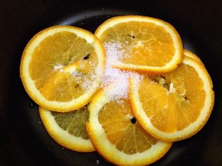 1、橙香蛋糕卷,橙子洗干净切成薄片，加入两勺糖（配方外大概10克即可）