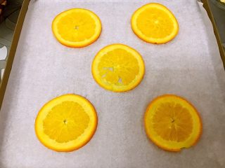 4、橙香蛋糕卷,烤盘垫油纸摆上橙子片