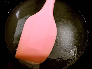 5、橙香蛋糕卷,煮橙子的水称出50克加入20克白糖和50克玉米油，搅拌均匀