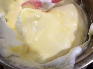 16、橙香蛋糕卷,第三次混合蛋白