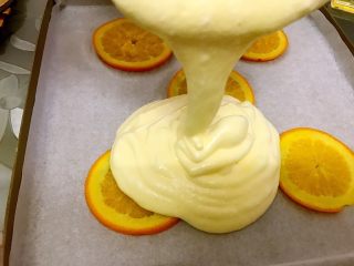 17、橙香蛋糕卷,混合好的蛋糕糊倒入烤盘里