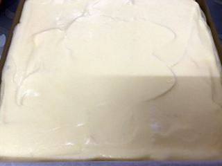 18、橙香蛋糕卷,用刮板刮平整，放入预热好的烤箱里175度上下火中层18到20分钟