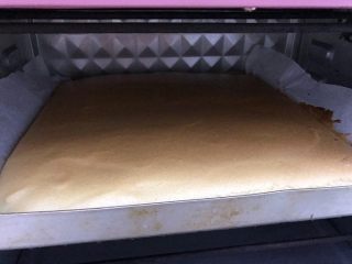 19、橙香蛋糕卷,烤好出炉，出炉从高处摔一下震出热气