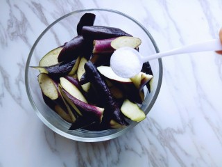 4、土豆茄子白菜煲,切好的茄子放在容器中，加入少许盐腌制10分钟。