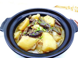 18、土豆茄子白菜煲,美味，百吃不厌的，小时候妈妈就经常做。