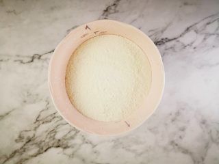 1、抹茶酸奶松饼,准备中筋面粉