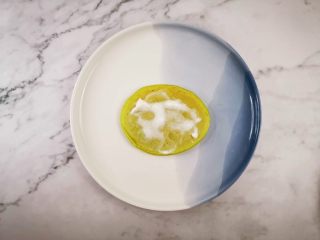 8、抹茶酸奶松饼,取一张饼皮，上面涂淡奶油