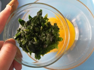 8、#补铁#菠菜煎饼,菠菜倒入蛋液里