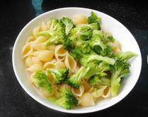 1、苹果紫薯焗贝壳粉,贝壳粉煮8分钟左右煮捞出沥干；西兰花在开水中过一下捞出