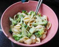 2、苹果紫薯焗贝壳粉,贝壳粉和西兰花加千岛酱拌匀