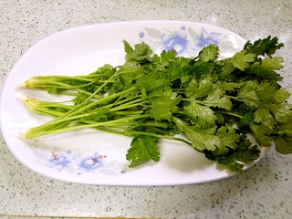 5、豆腐鲫鱼汤,芫荽洗干净,备用。