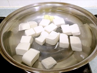 7、豆腐鲫鱼汤,汤锅里倒入7碗清水,倒入豆腐,大火烧开,转小火慢煮。