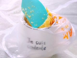 4、鸡肉玉米芝士肠 宝宝营养辅食，芝士+蛋清,鸡肉泥装入裱花袋。裱花袋套在杯子上，操作比较方便哦。