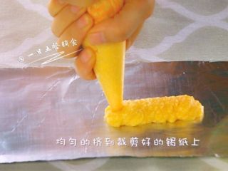 6、鸡肉玉米芝士肠 宝宝营养辅食，芝士+蛋清,均匀的挤到裁剪好的锡纸上，挤一遍还有点薄，我在上面又叠加了一层。