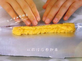 7、鸡肉玉米芝士肠 宝宝营养辅食，芝士+蛋清,从前往后卷起来。