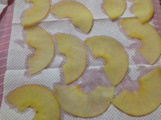 4、苹果玫瑰花,苹果片变软即可，然后沥干水分备用