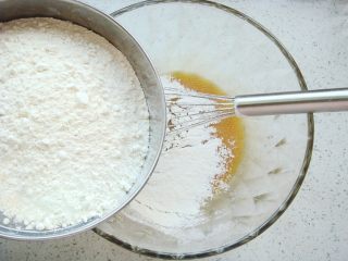 2、#甜味#花好月圆创意月饼,筛入面粉，和成面团，盖上保鲜膜醒3个小时左右。