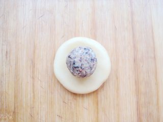 3、#甜味#花好月圆创意月饼,花朵制作：取15—20克的面团按扁，放入蜜豆馅。（可随喜好放其他的馅料）