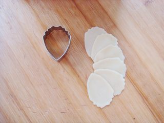 12、#甜味#花好月圆创意月饼,花苞制作：刻出最小号花片，错落摆放。