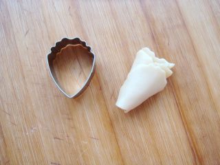 13、#甜味#花好月圆创意月饼,从下面一端卷起来，就成了一个小花苞。